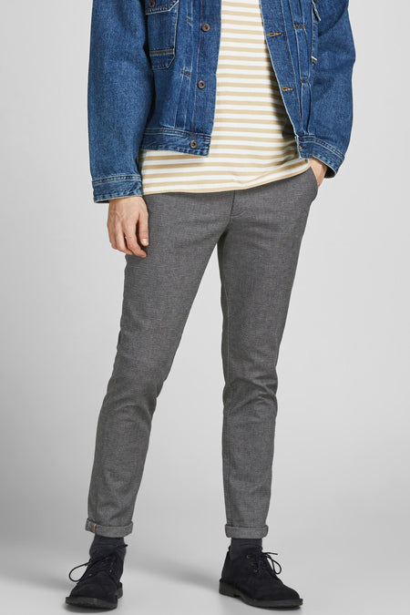 Chino gris par JACK & JONES JEANS INTELLIGENCE, porté avec une veste en jean et un t-shirt rayé.
