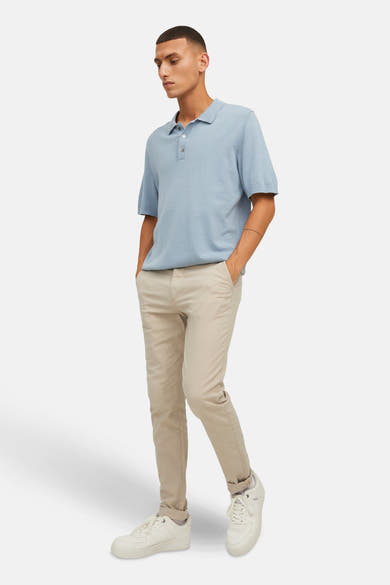 Chino beige de JACK & JONES JEANS INTELLIGENCE, porté avec un polo bleu clair et des baskets blanches.