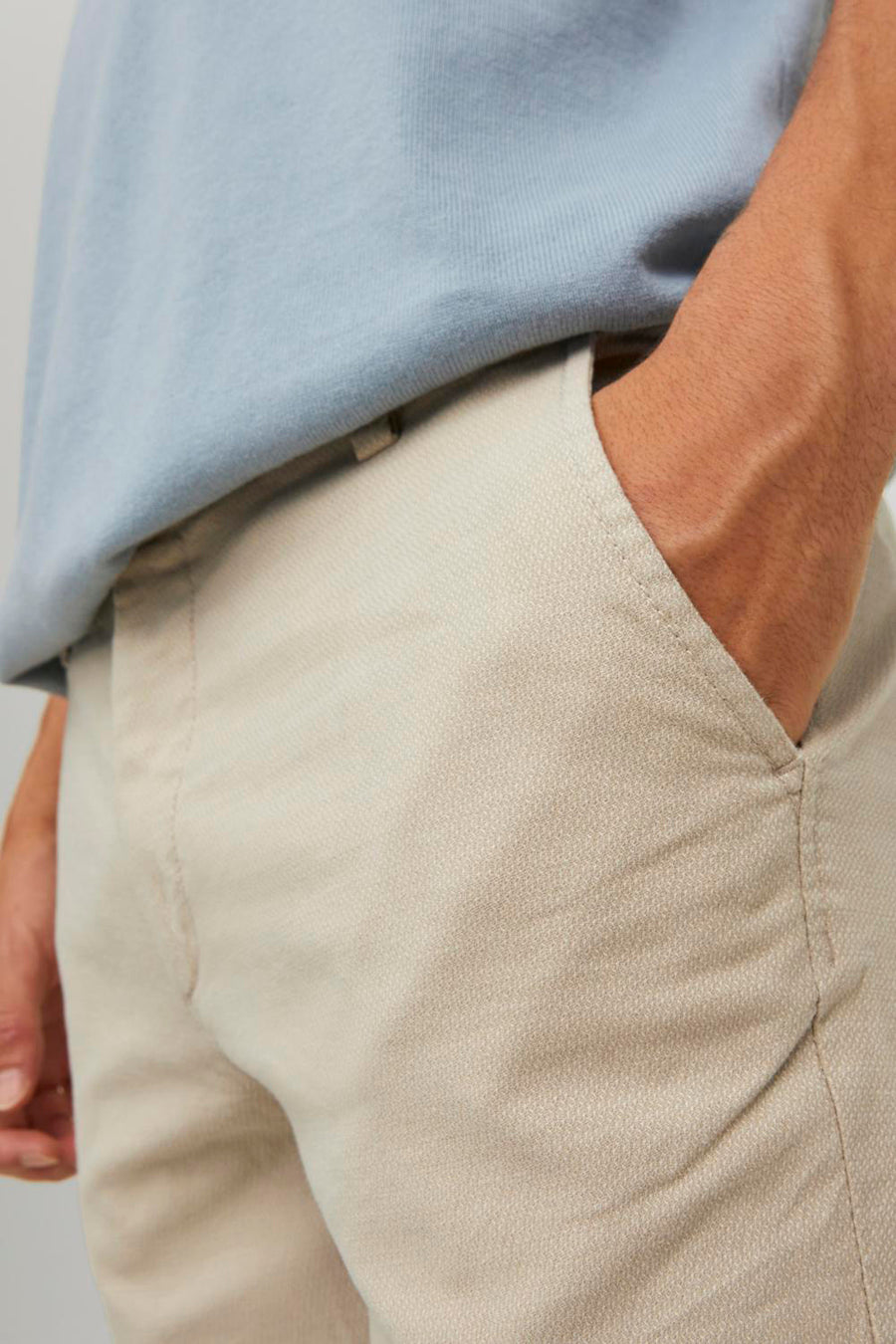 Chino beige de JACK & JONES JEANS INTELLIGENCE avec un motif subtil et une texture fine.
