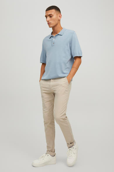 Chino beige de JACK & JONES JEANS INTELLIGENCE, porté avec un polo bleu clair et des chaussures de sport blanches.