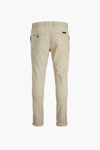 Chino beige de JACK & JONES JEANS INTELLIGENCE avec poches arrière et ourlets roulés.