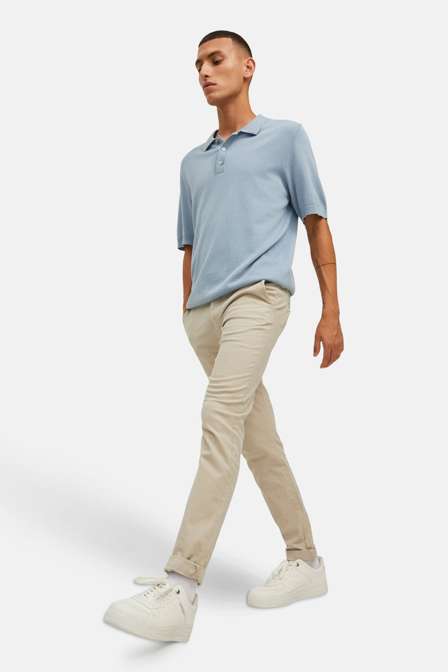 Chino beige de JACK & JONES JEANS INTELLIGENCE porté avec un polo bleu clair et des baskets blanches.
