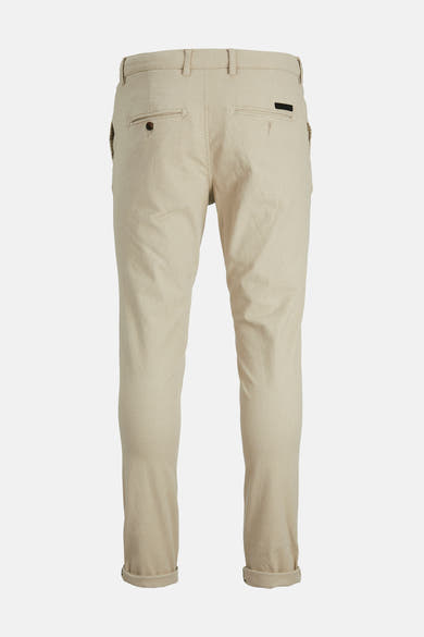 Chino beige de JACK & JONES JEANS INTELLIGENCE, avec poches arrière passepoilées et ourlets retroussés.
