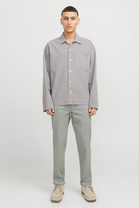 Chino vert, de JACK & JONES JEANS INTELLIGENCE, porté avec une chemise à carreaux et des chaussures décontractées.