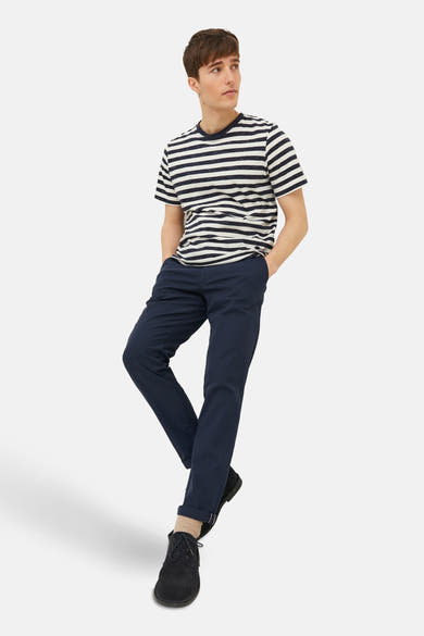 Chino bleu de JACK & JONES JEANS INTELLIGENCE avec ourlets roulés et chaussures noires.