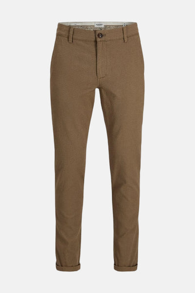Chino beige de JACK & JONES, avec une texture subtile et ourlets retroussés.