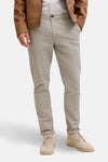 Chino vert de JACK & JONES JEANS INTELLIGENCE porté avec une veste marron et des chaussures beige.