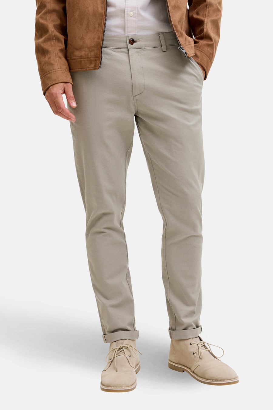 Chino vert de JACK & JONES JEANS INTELLIGENCE porté avec une veste marron et des chaussures beige.