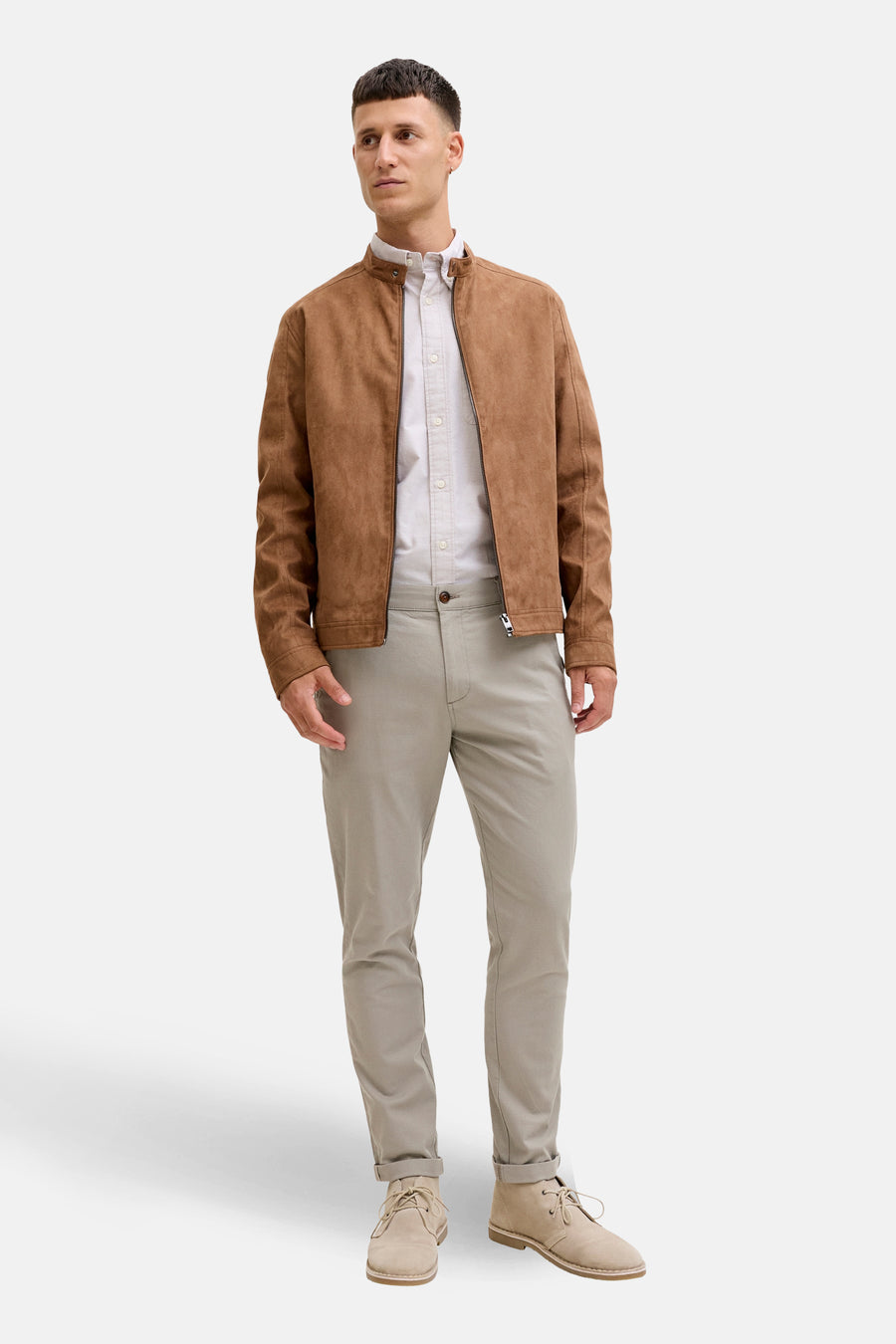 Chino vert par JACK & JONES JEANS INTELLIGENCE, porté avec une chemise claire et une veste marron en daim.