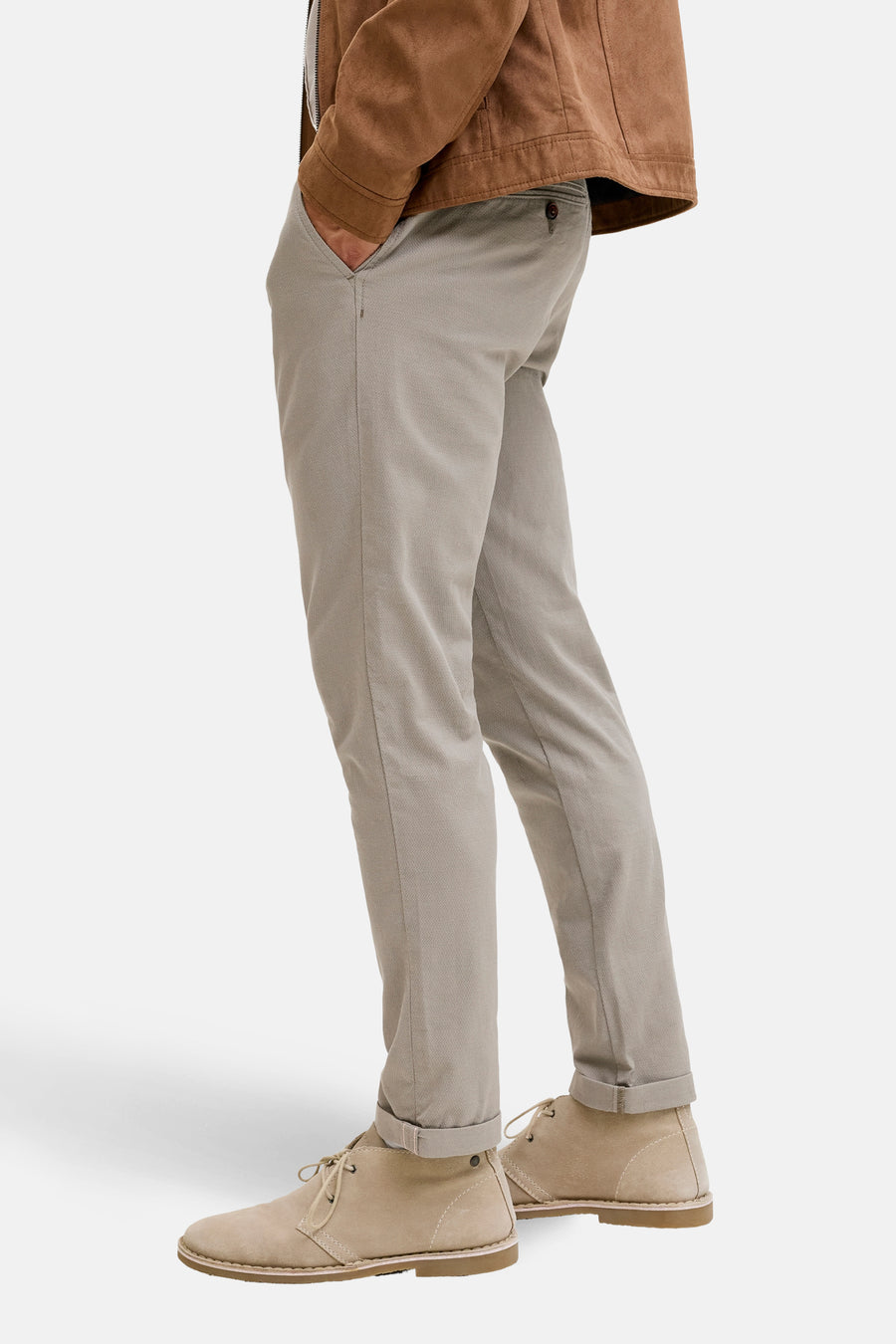 Chino vert by JACK & JONES JEANS INTELLIGENCE, avec ourlets retroussés et chaussures assorties en daim.