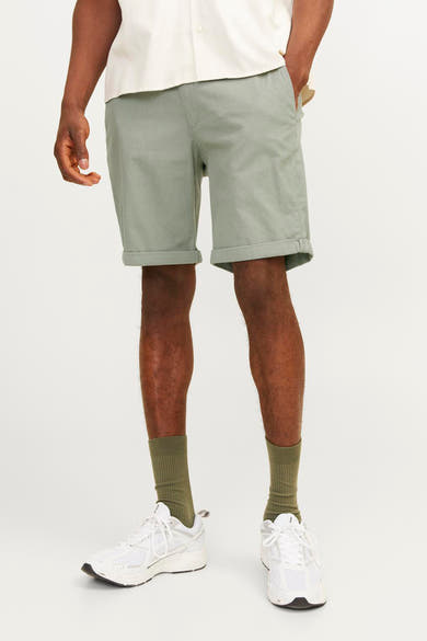 Korte groene top van JACK & JONES JEANS INTELLIGENCE, gedragen met groene sokken en witte sneakers.