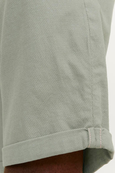 Korte groene short van JACK & JONES JEANS INTELLIGENCE met een opgerolde zoom en een subtiel textuurpatroon.