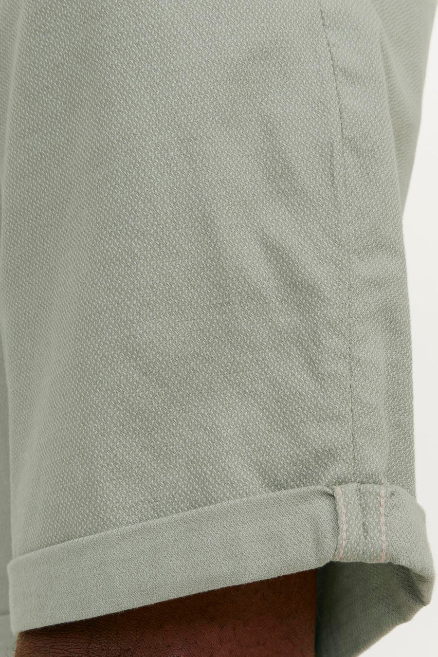 Korte groene short van JACK & JONES JEANS INTELLIGENCE met een opgerolde zoom en een subtiel textuurpatroon.