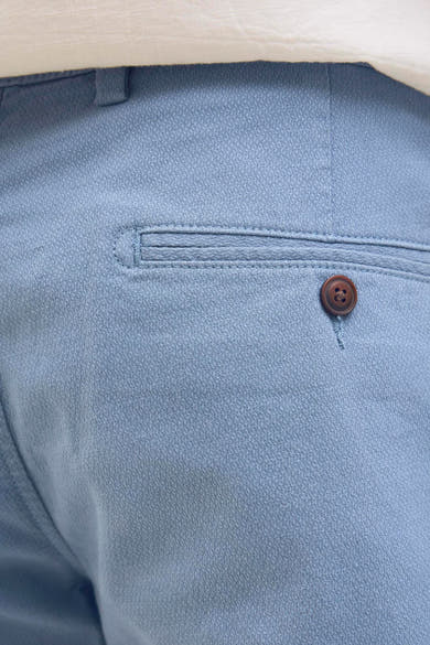 Korte blauwe JACK & JONES JEANS INTELLIGENCE, met achterzak met knoop en subtiel textuurpatroon.