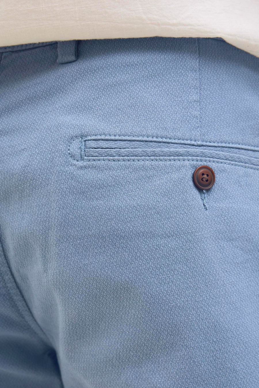 Korte blauwe JACK & JONES JEANS INTELLIGENCE, met achterzak met knoop en subtiel textuurpatroon.