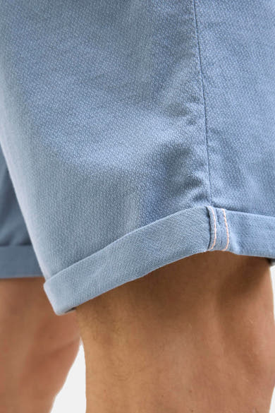 Korte blauwe katoenen short van JACK & JONES JEANS INTELLIGENCE, met omgeslagen zoom en subtiele textuur.