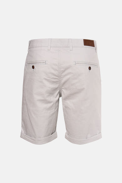 Short gris clair vue de dos de JACK & JONES JEANS INTELLIGENCE avec revers, poches boutonnées et écusson en cuir marron.