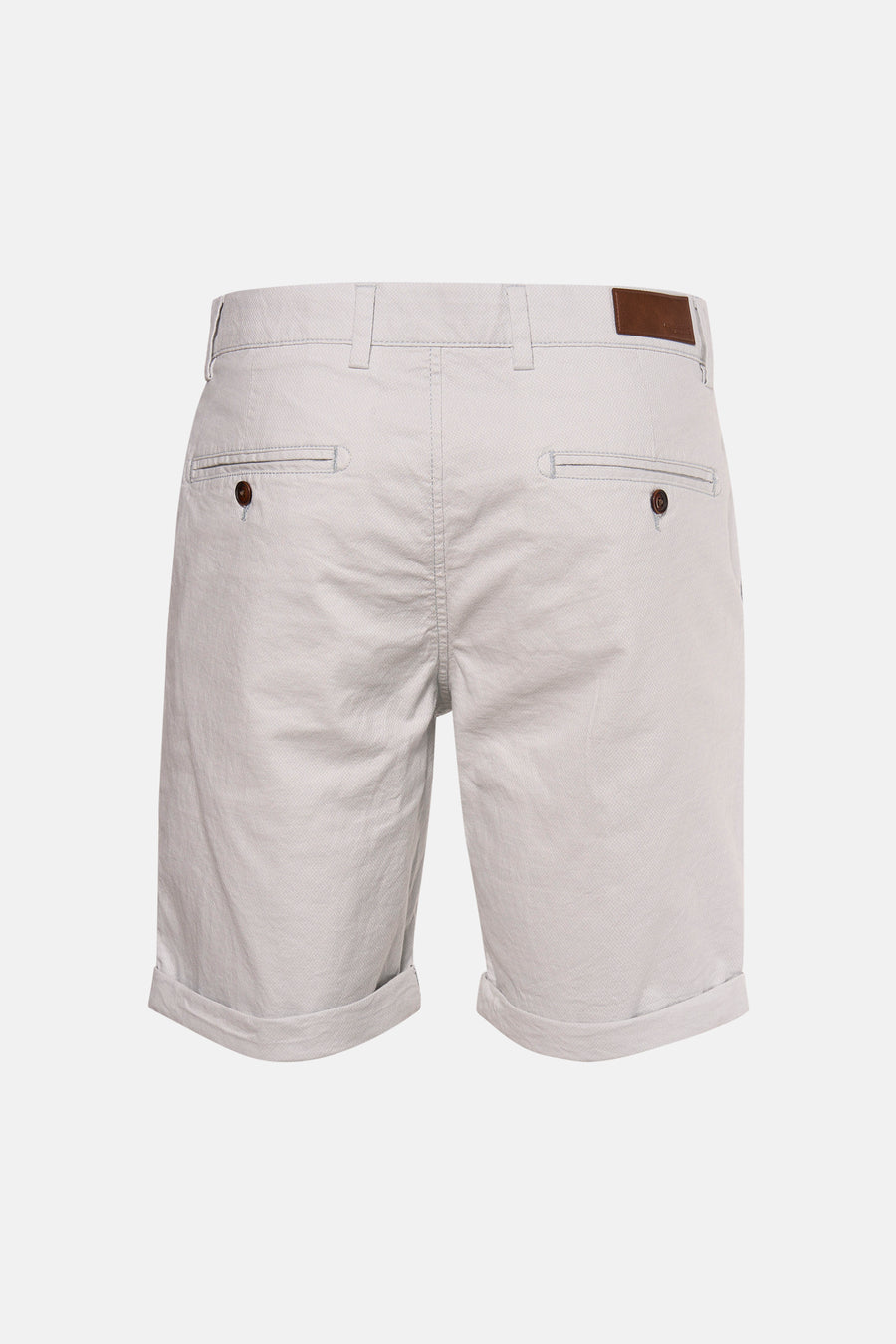 Short gris clair vue de dos de JACK & JONES JEANS INTELLIGENCE avec revers, poches boutonnées et écusson en cuir marron.
