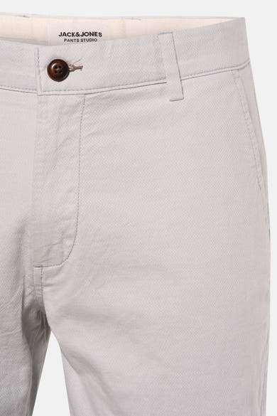Short bleu très clair de JACK & JONES JEANS INTELLIGENCE avec motif texturé discret, bouton marron et passants de ceinture.