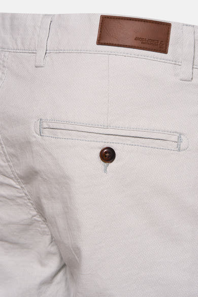 Short gris clair de JACK & JONES JEANS INTELLIGENCE, avec motif texturé en losanges, poche arrière boutonnée et étiquette en cuir sur la ceinture.