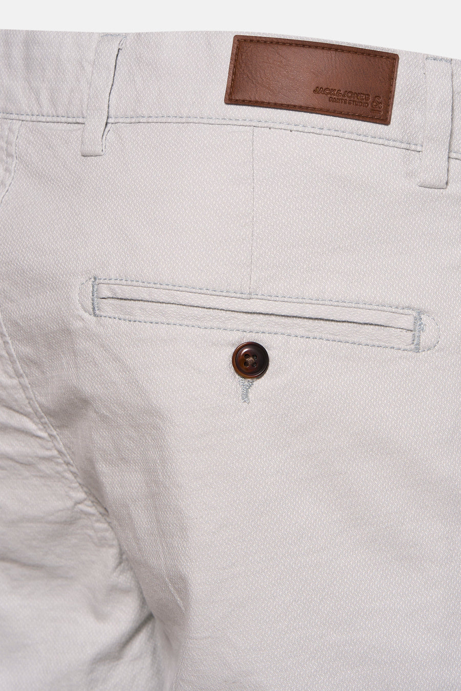 Short gris clair de JACK & JONES JEANS INTELLIGENCE, avec motif texturé en losanges, poche arrière boutonnée et étiquette en cuir sur la ceinture.