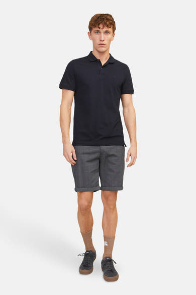 Short bleu de JACK & JONES JEANS INTELLIGENCE, porté avec un polo noir, des chaussettes marron et des baskets.