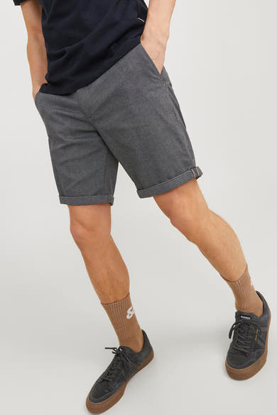 Korte blauwe broek van JACK & JONES JEANS INTELLIGENCE met knoopzakken en omgeslagen zomen, achterzijde.