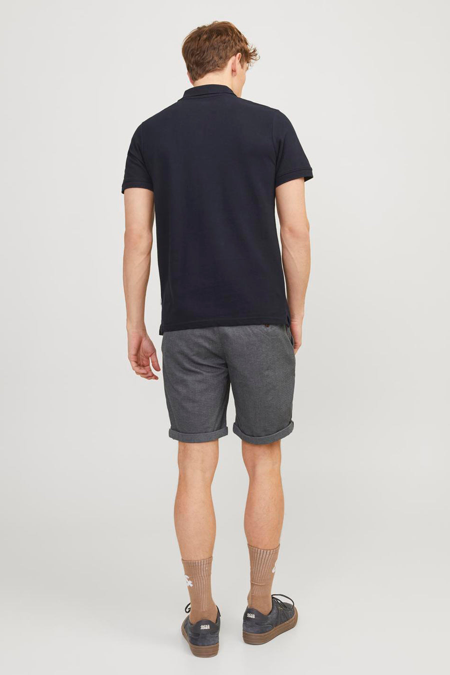 Korte blauwe short van JACK & JONES JEANS INTELLIGENCE, met een subtiel patroon en een paspelzak aan de voorkant.
