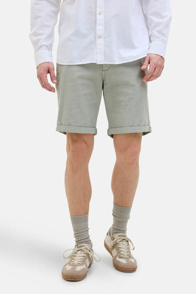 Korte spijkerbroek van JACK & JONES JEANS INTELLIGENCE, met achterzakken met knoopsluiting en omgeslagen zomen.