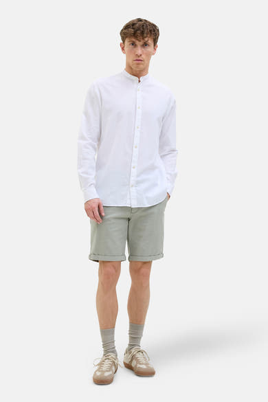 Short vert par JACK & JONES JEANS INTELLIGENCE, porté avec une chemise blanche à manches longues et des baskets.