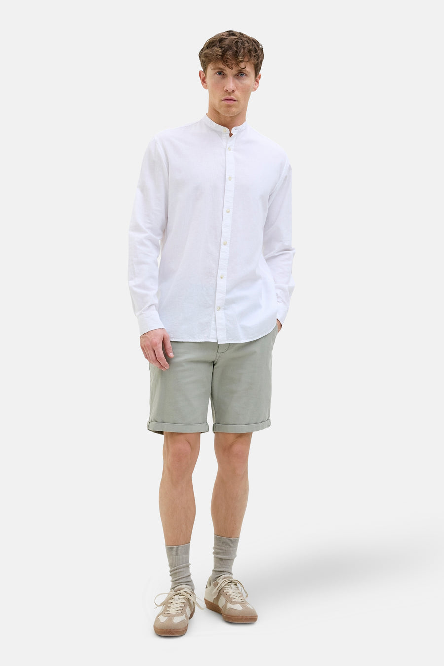 Short vert par JACK & JONES JEANS INTELLIGENCE, porté avec une chemise blanche à manches longues et des baskets.