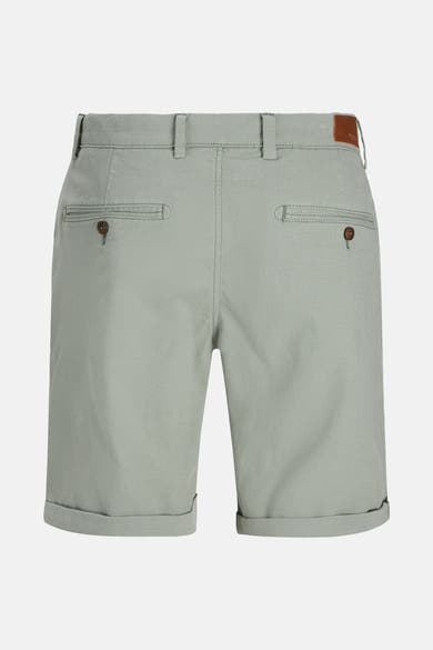 Short vert de JACK & JONES JEANS INTELLIGENCE, avec poches arrière boutonnées et ourlets retroussés.