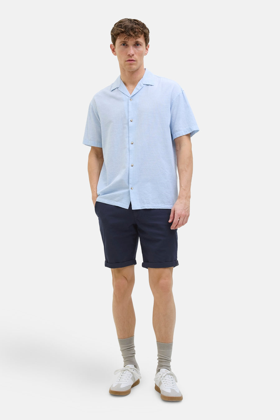 Short bleu de JACK & JONES JEANS INTELLIGENCE, porté avec une chemise bleue et des baskets blanches.