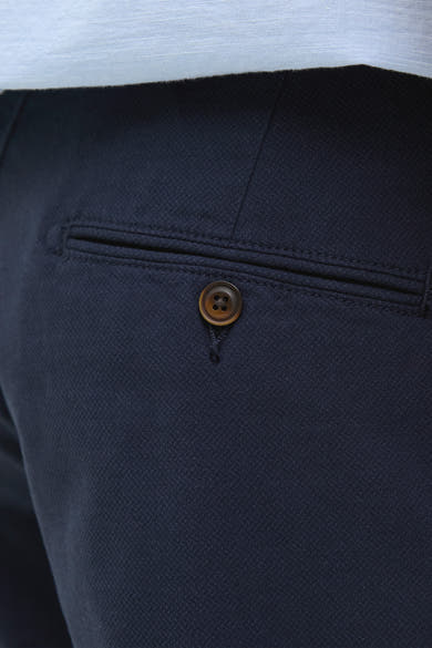 Short bleu JACK & JONES JEANS INTELLIGENCE avec poche boutonnée, détail texturé et partie d'une chemise bleue claire.