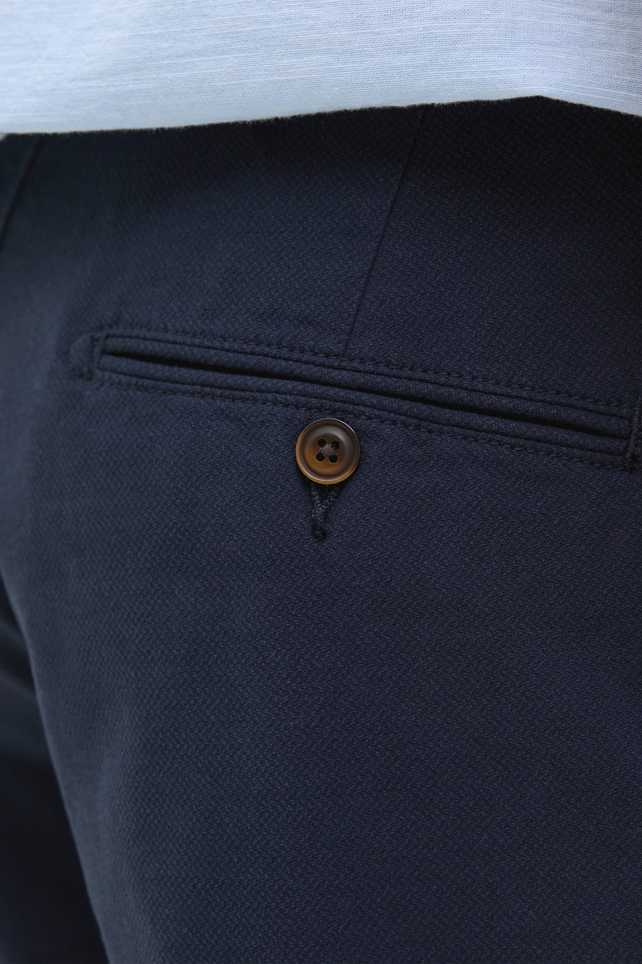 Short bleu JACK & JONES JEANS INTELLIGENCE avec poche boutonnée, détail texturé et partie d'une chemise bleue claire.