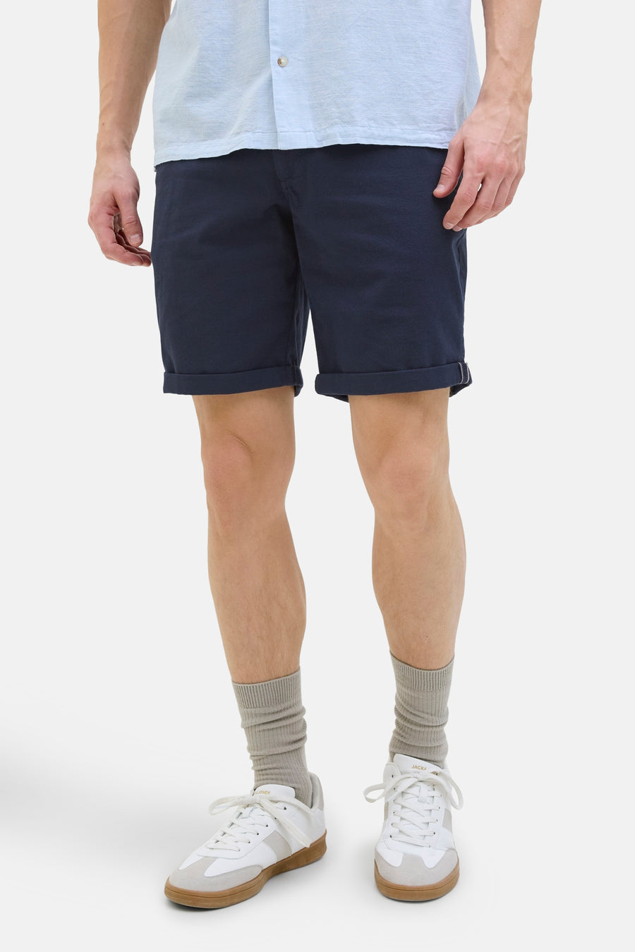 Marineblauwe korte broek van JACK & JONES JEANS INTELLIGENCE, met een omslag met contrasterende rand.