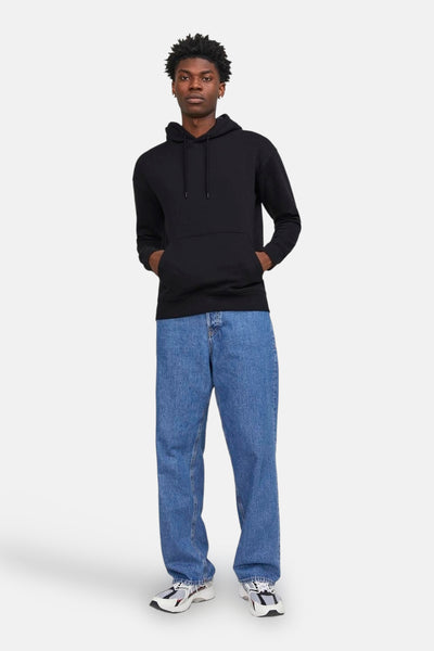 Sweat à capuche noir de ORIGINALS BY JACK & JONES, porté avec un jean bleu ample et des baskets.