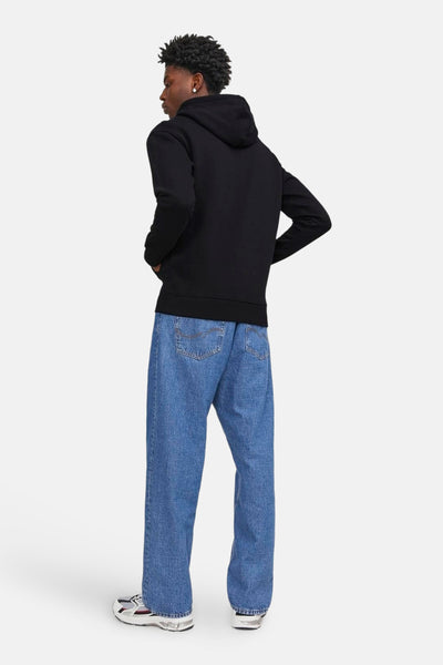 Sweat à capuche noir de ORIGINALS BY JACK & JONES, porté avec un jean ample et des baskets.