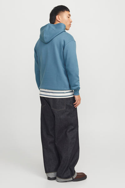 Sweat à capuche bleu par ORIGINALS BY JACK & JONES porté sur un t-shirt rayé et un jean large.