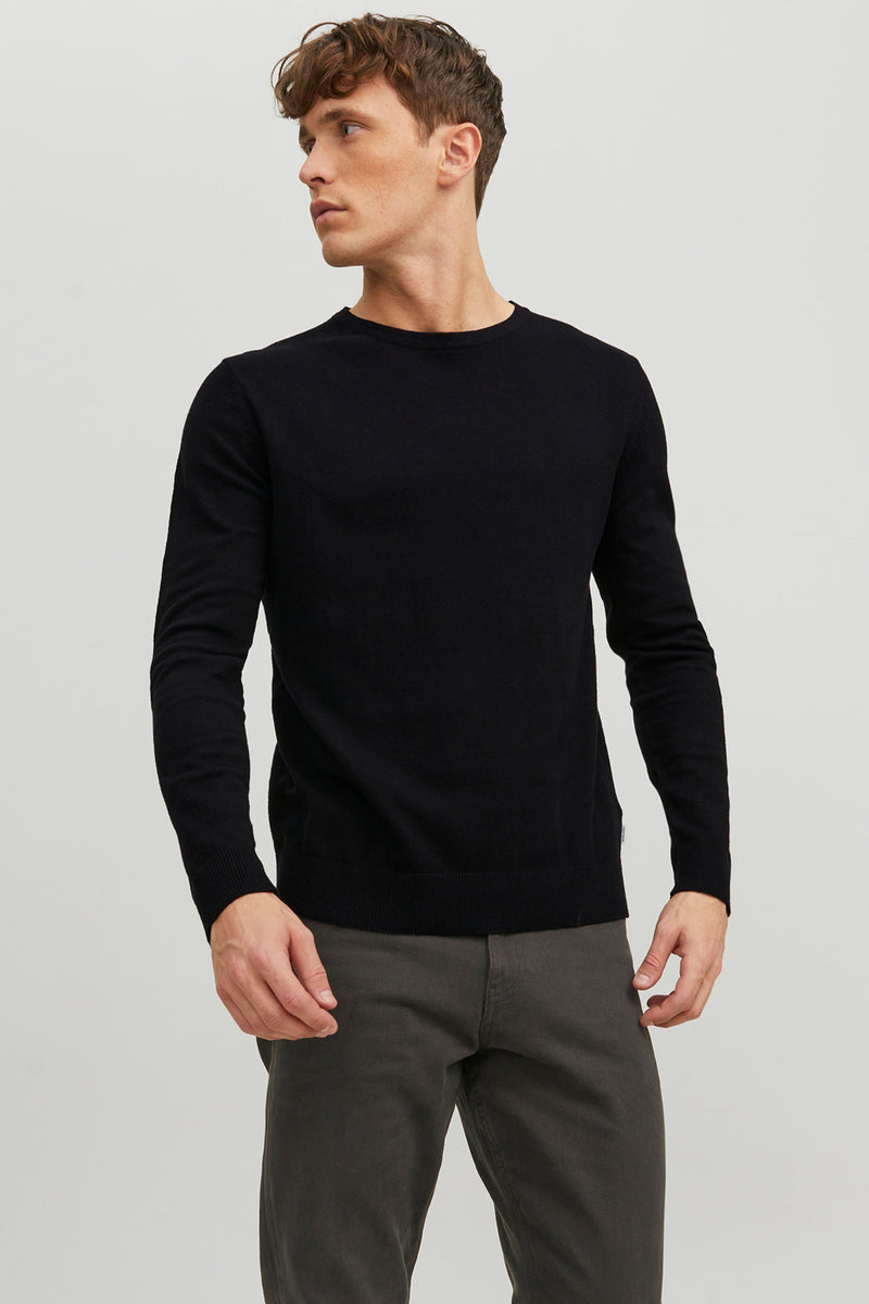 Pull noir de PREMIUM BLUE BY JACK & JONES avec manches longues, porté avec un pantalon kaki.
