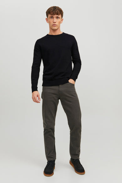 Pull noir par PREMIUM BLUE BY JACK & JONES avec des manches longues, porté avec un pantalon et des chaussures noirs.