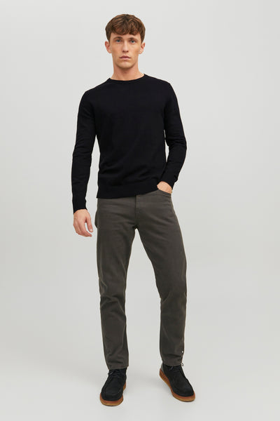 Pull noir par PREMIUM BLUE BY JACK & JONES avec des manches longues, porté avec un pantalon et des chaussures noirs.