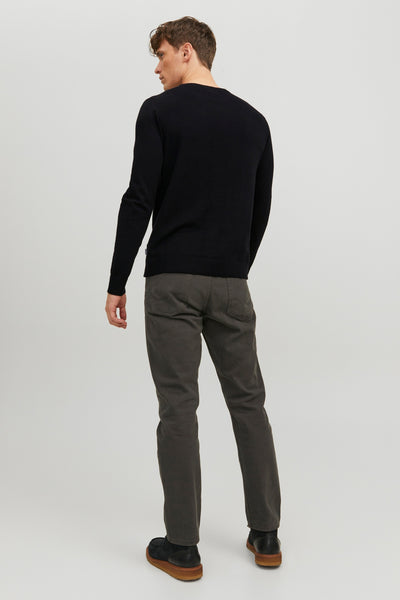 Pull noir de PREMIUM BLUE BY JACK & JONES, porté avec un pantalon en toile vert olive.