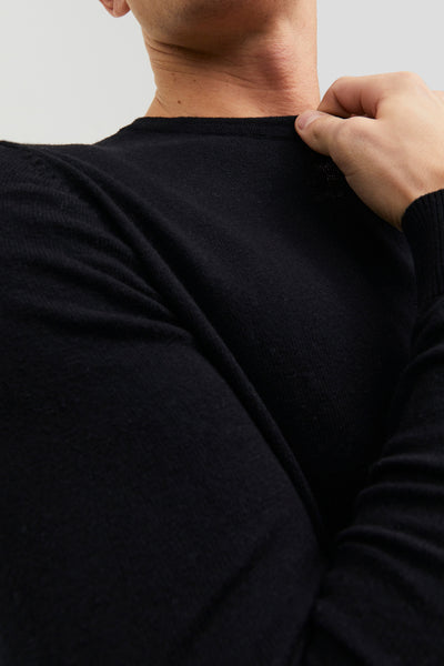 Zwarte ronde mouw van PREMIUM BLUE BY JACK & JONES, zichtbare garenstructuur, gedragen door een man.