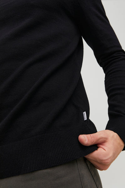 Zwarte PREMIUM BLUE BY JACK & JONES, met een fijne textuur en een ronde nek, gedragen met een oliegroene broek.
