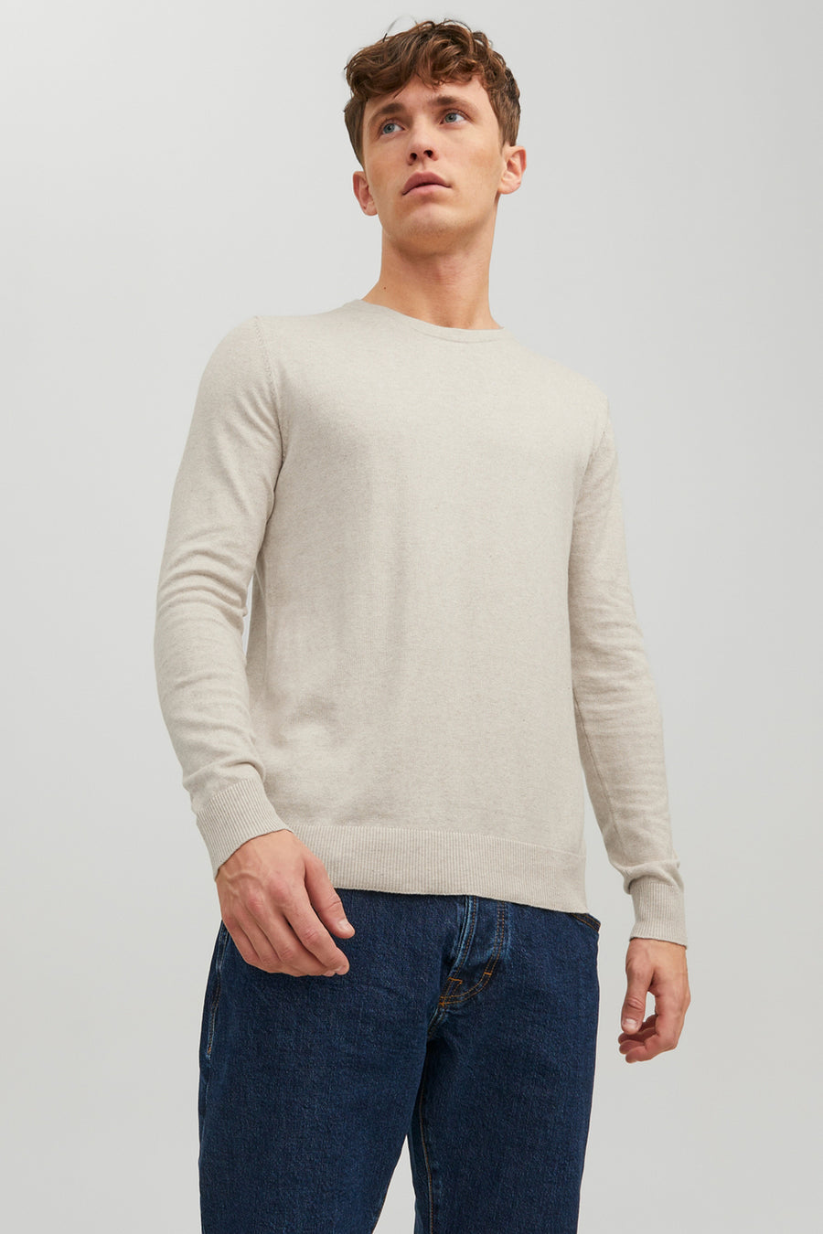 Pull beige en maille de PREMIUM BLUE by JACK & JONES, porté avec un jean en denim.