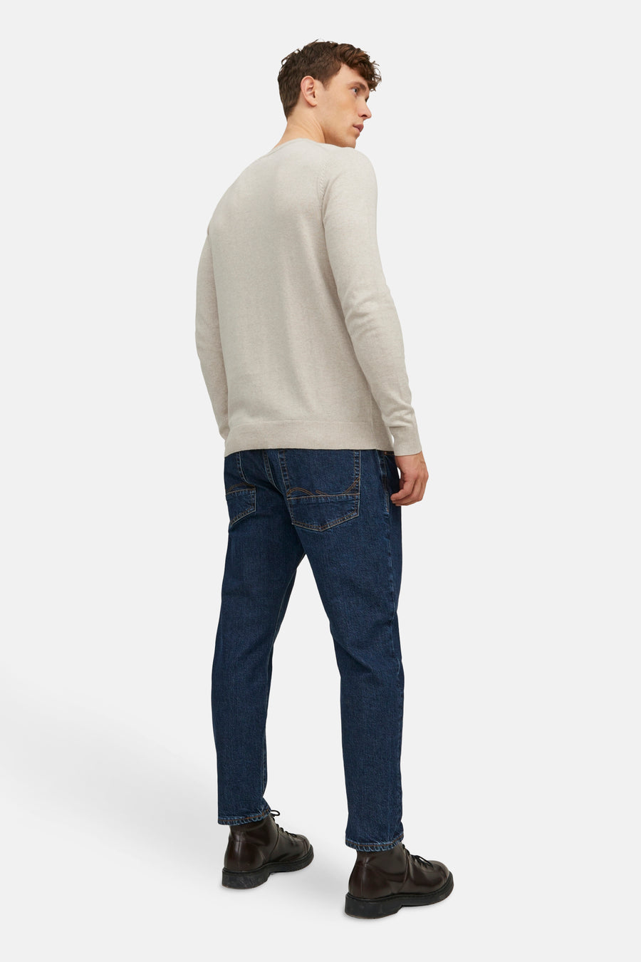 Pull beige de PREMIUM BLUE by JACK & JONES, porté avec un jean bleu et des chaussures en cuir marron.