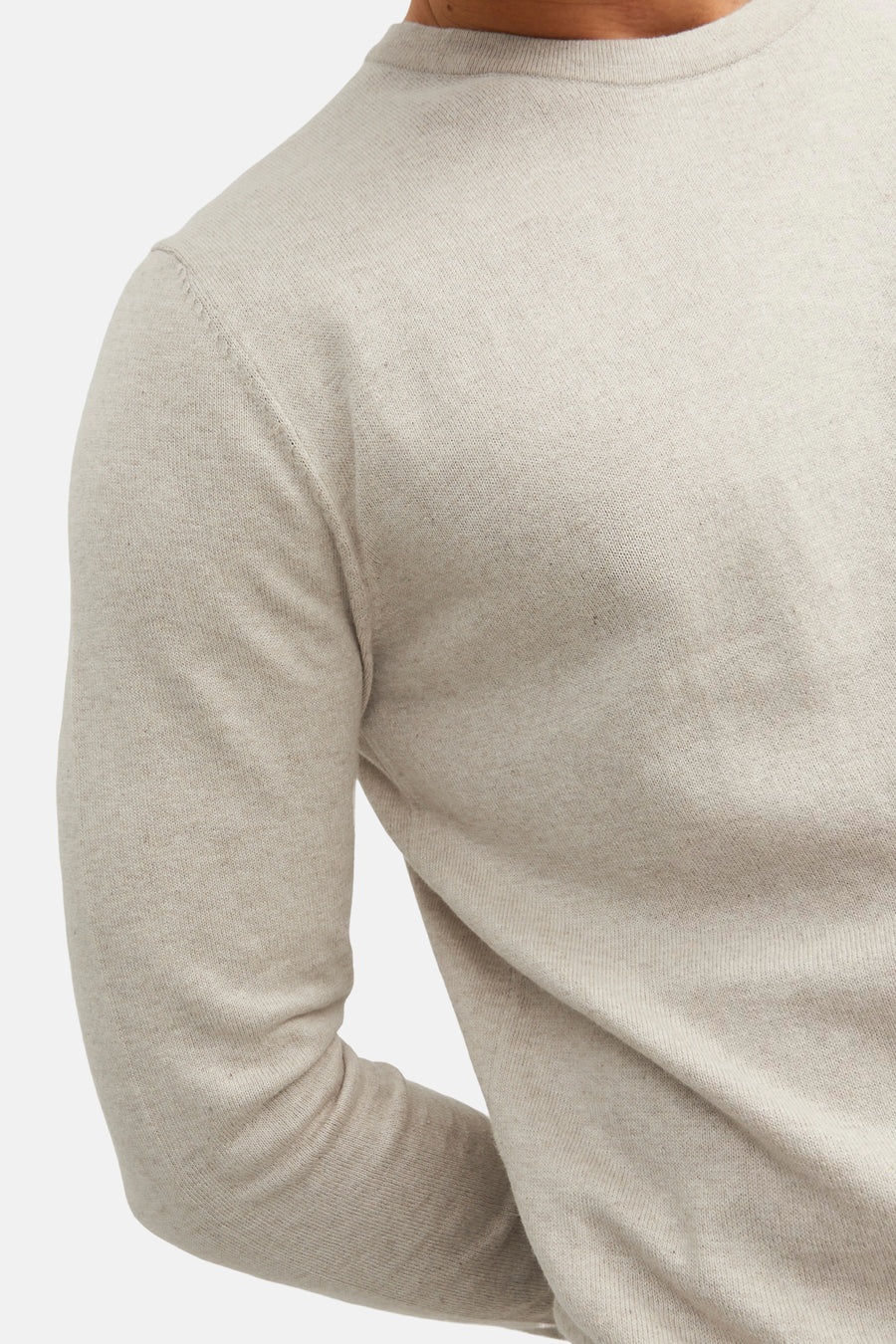 Pull beige col rond de PREMIUM BLUE by JACK & JONES, texture tricotée fine, détail de l'épaule.