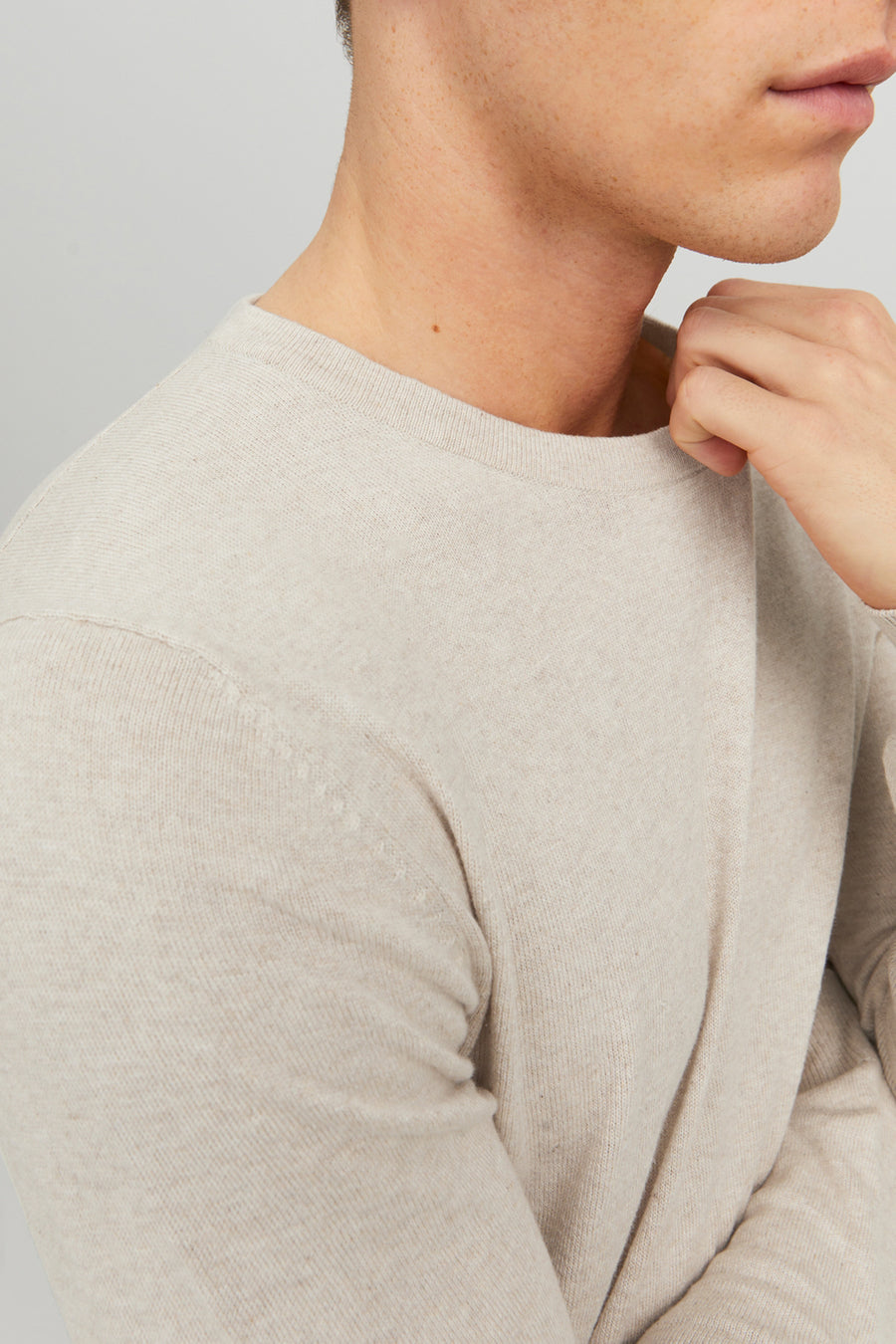 Pull beige en maille, de PREMIUM BLUE by JACK & JONES, porté avec un col rond.