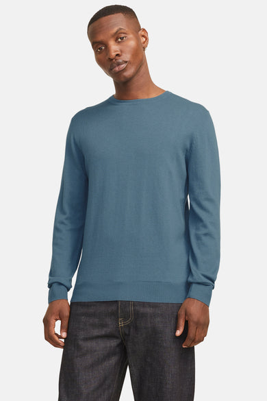Pull à col rond bleu de PREMIUM BLUE by JACK & JONES, porté avec un jean foncé.